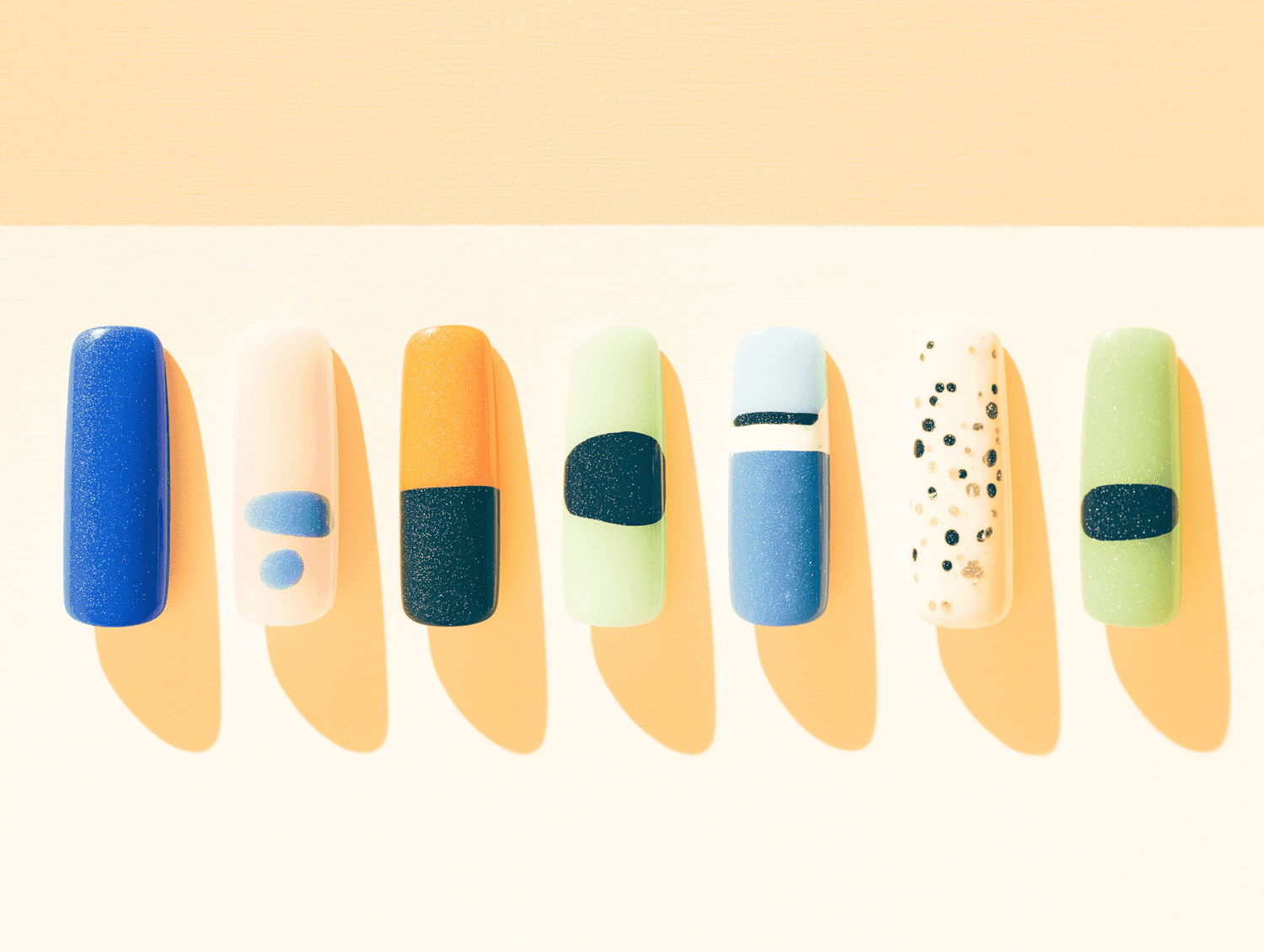 Muestrario de uñas con diseños de colores sobre fondo claro